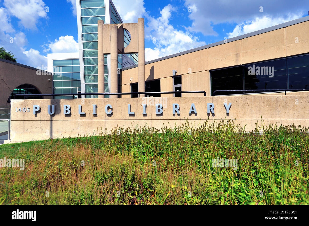 Öffentliche Bibliotheken eine Heftklammer in den meisten städtischen Bereich Gemeinschaften. Diese moderne Version ruht in der Chicagoer Vorort Streamwood, Illinois, USA. Stockfoto