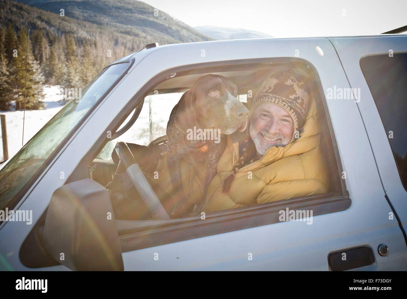 Porträt eines Mannes und seinen Hund in einen LKW. Stockfoto