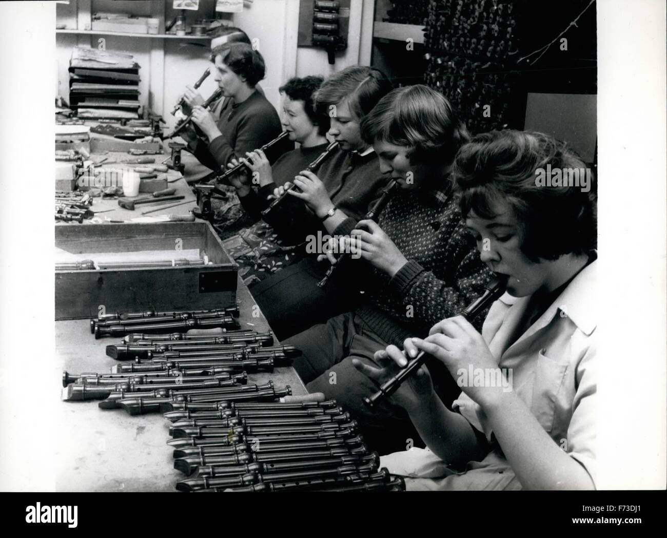 1964 - Kunststoff Querflöte testen die Kunststoff-Recorder vor dem Versand entfernt. Die Mädchen wissen, wie man die Instrumente spielen und sie haben scharfes Ohr sowie flinke Finger. © Keystone Bilder USA/ZUMAPRESS.com/Alamy Live-Nachrichten Stockfoto