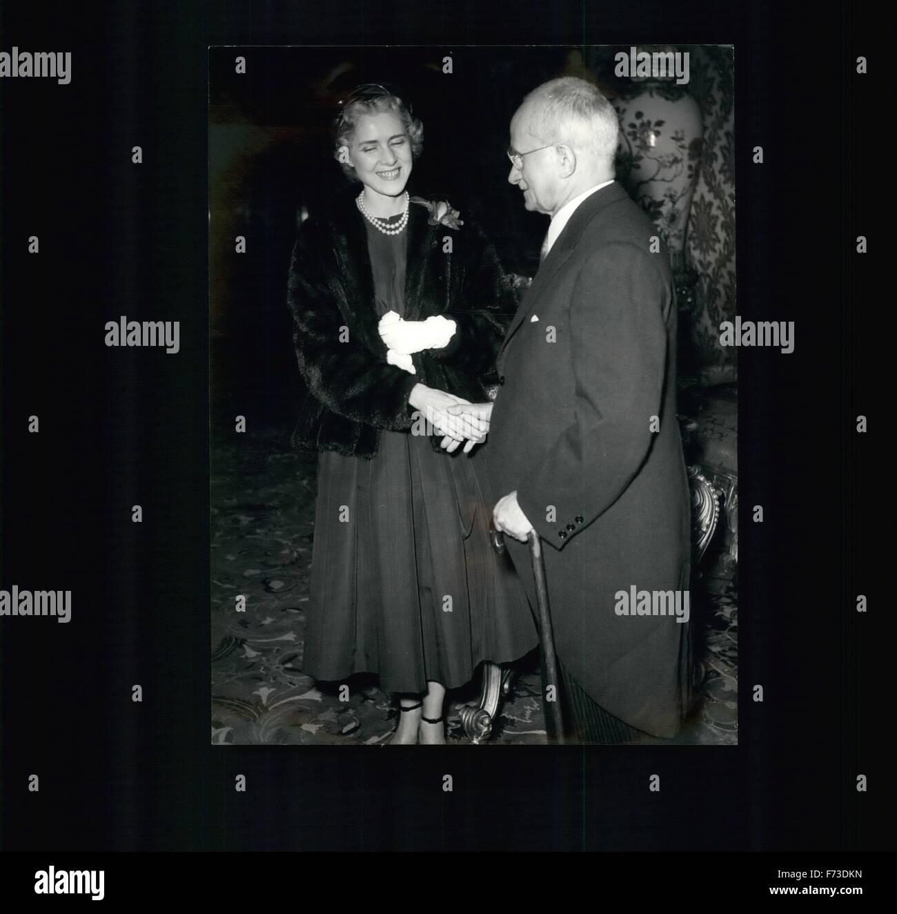 1964 - Clara Booth Luce zeigt Frau Luce mit Präsident Luigi Einaudi, wie sie Anmeldeinformationen präsentiert. © Keystone Bilder USA/ZUMAPRESS.com/Alamy Live-Nachrichten Stockfoto