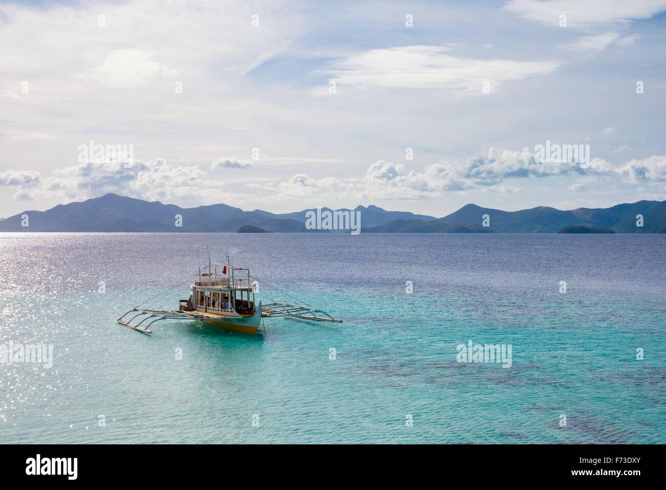 Auslegerboot verankert in Cauayan Island, Philippinen Stockfoto