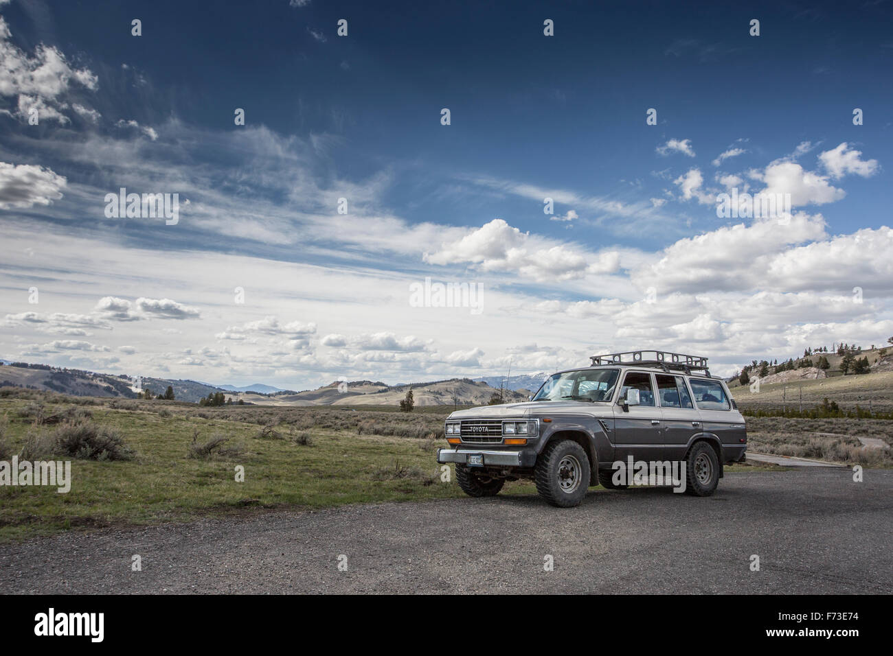 Ein 1990 Toyota Land Cruiser im Yellowstone National Park. Stockfoto