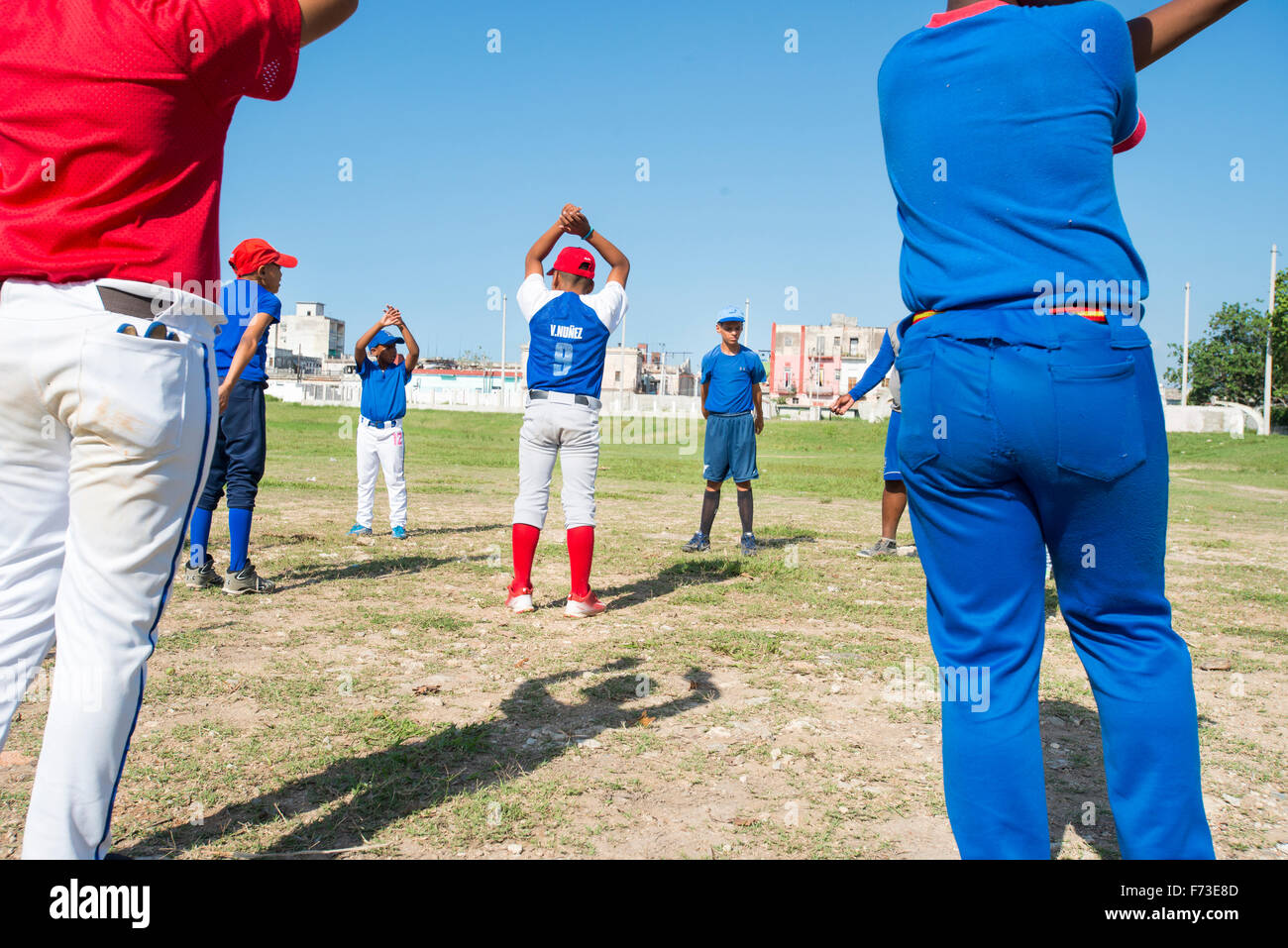 Kinder Praxis Baseball in Havanna, Kuba. Stockfoto