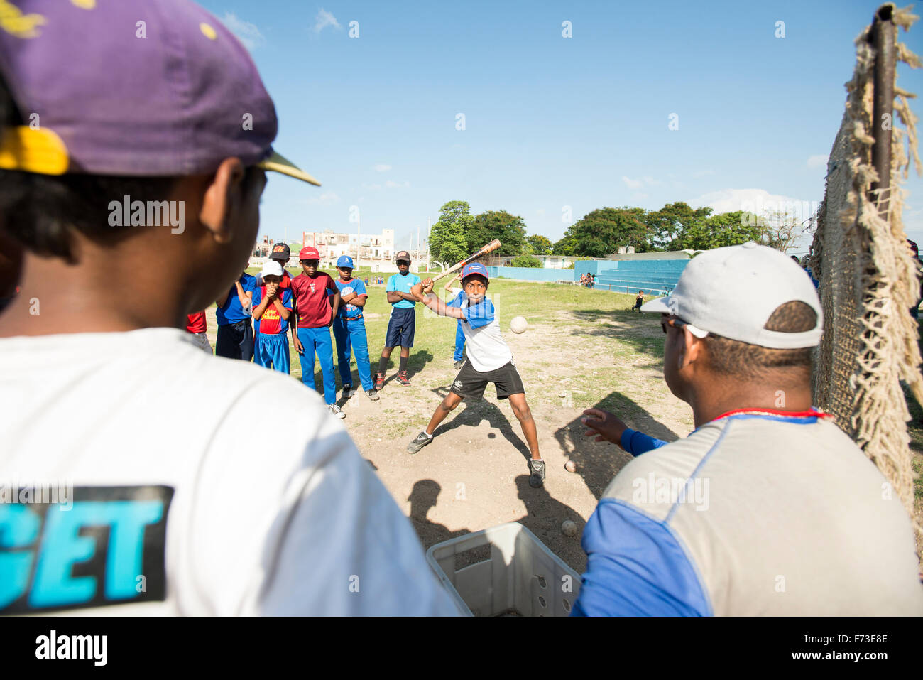 Kinder Praxis Baseball in Havanna, Kuba. Stockfoto