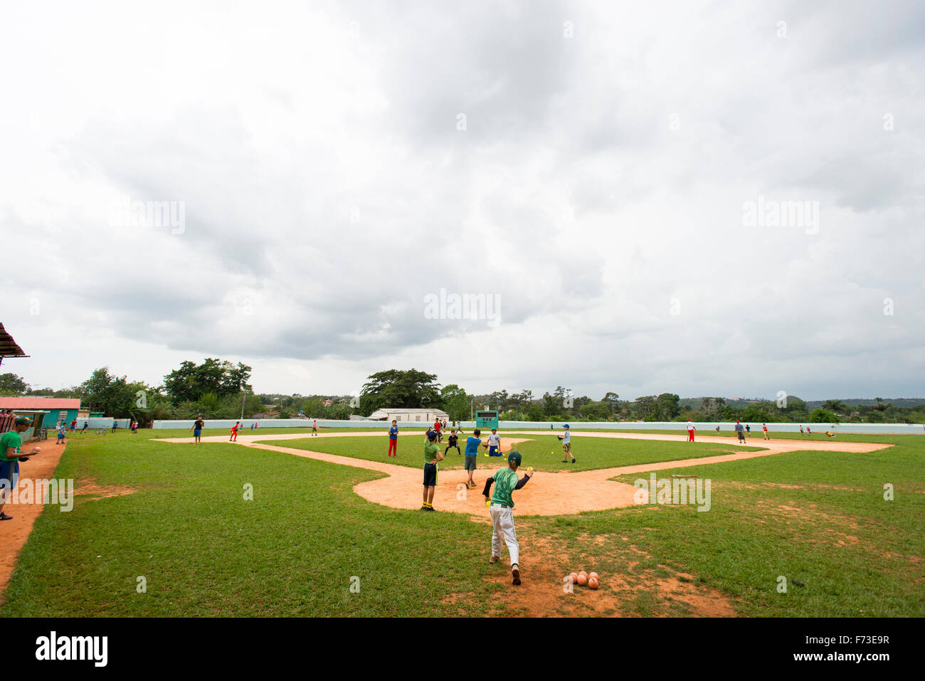Kids playing baseball Fotos und Bildmaterial in hoher Auflösung Alamy