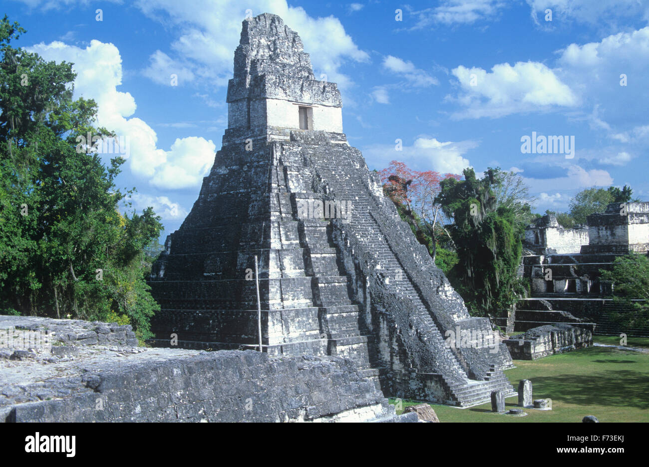 Tempel ich Türme 145 Fuß über die große Plaza in Tikal, Guatemala. Stockfoto