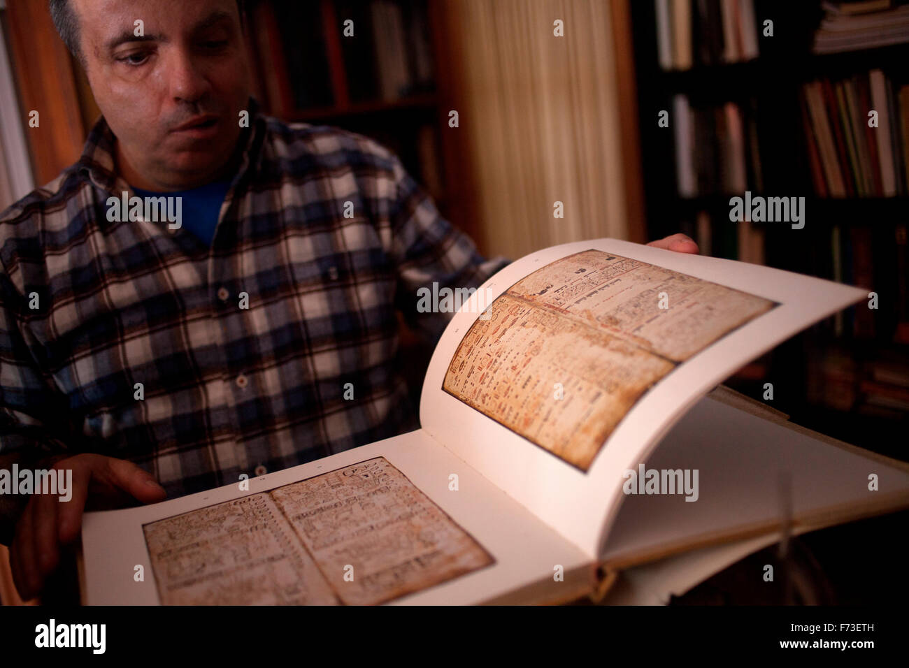 Entomologe Joao Pedro Cappas e Sousa zeigt eine Kopie des Maya-Codex Madrid Stockfoto