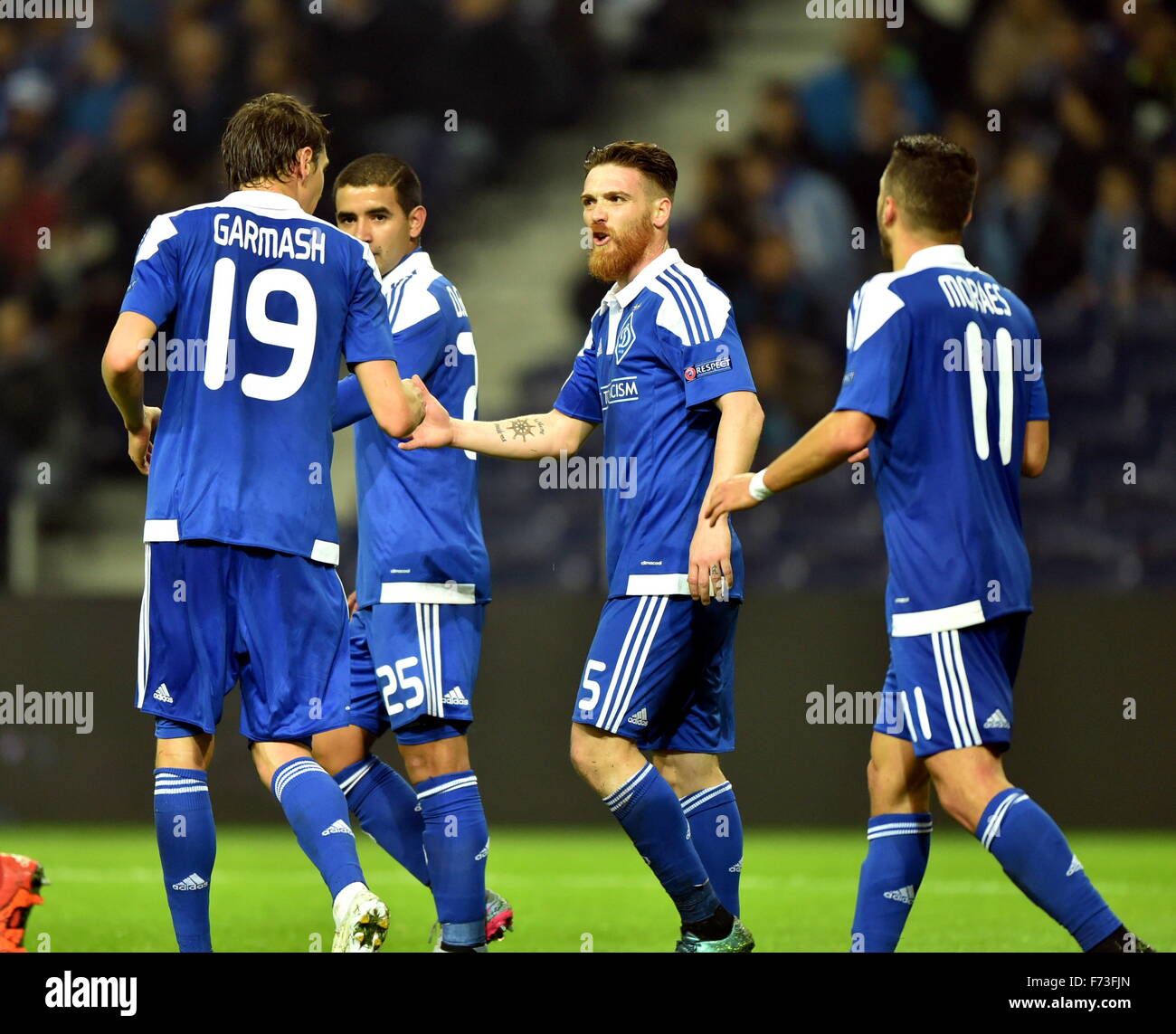 Porto, Portugal. 24. November 2015. Spieler von Dynamo Kiew feiern nach seinem Tor in der UEFA Champions League-Gruppe G-Fußballspiel zwischen Porto und Dynamo Kiew in Porto, Portugal, 24. November 2015. Porto verloren 0-2. Bildnachweis: Zhang Liyun/Xinhua/Alamy Live-Nachrichten Stockfoto