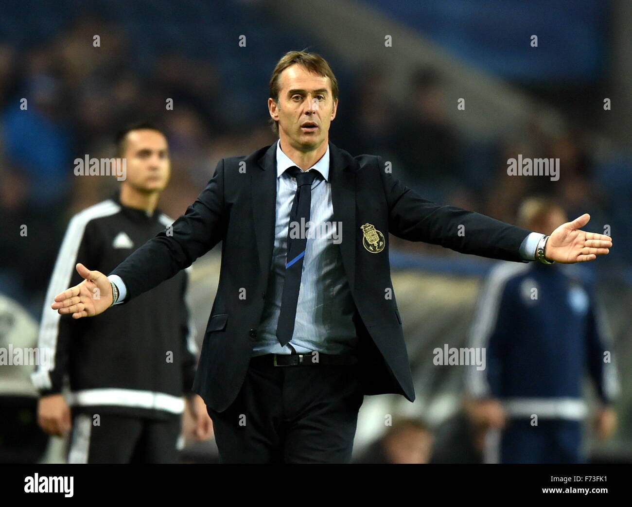 Porto, Portugal. 24. November 2015. Julen Lopetegui reagiert Cheftrainer von Porto in der UEFA Champions League-Gruppe G-Fußballspiel zwischen Porto und Dynamo Kiew in Porto, Portugal, 24. November 2015. Porto verloren 0-2. Bildnachweis: Zhang Liyun/Xinhua/Alamy Live-Nachrichten Stockfoto