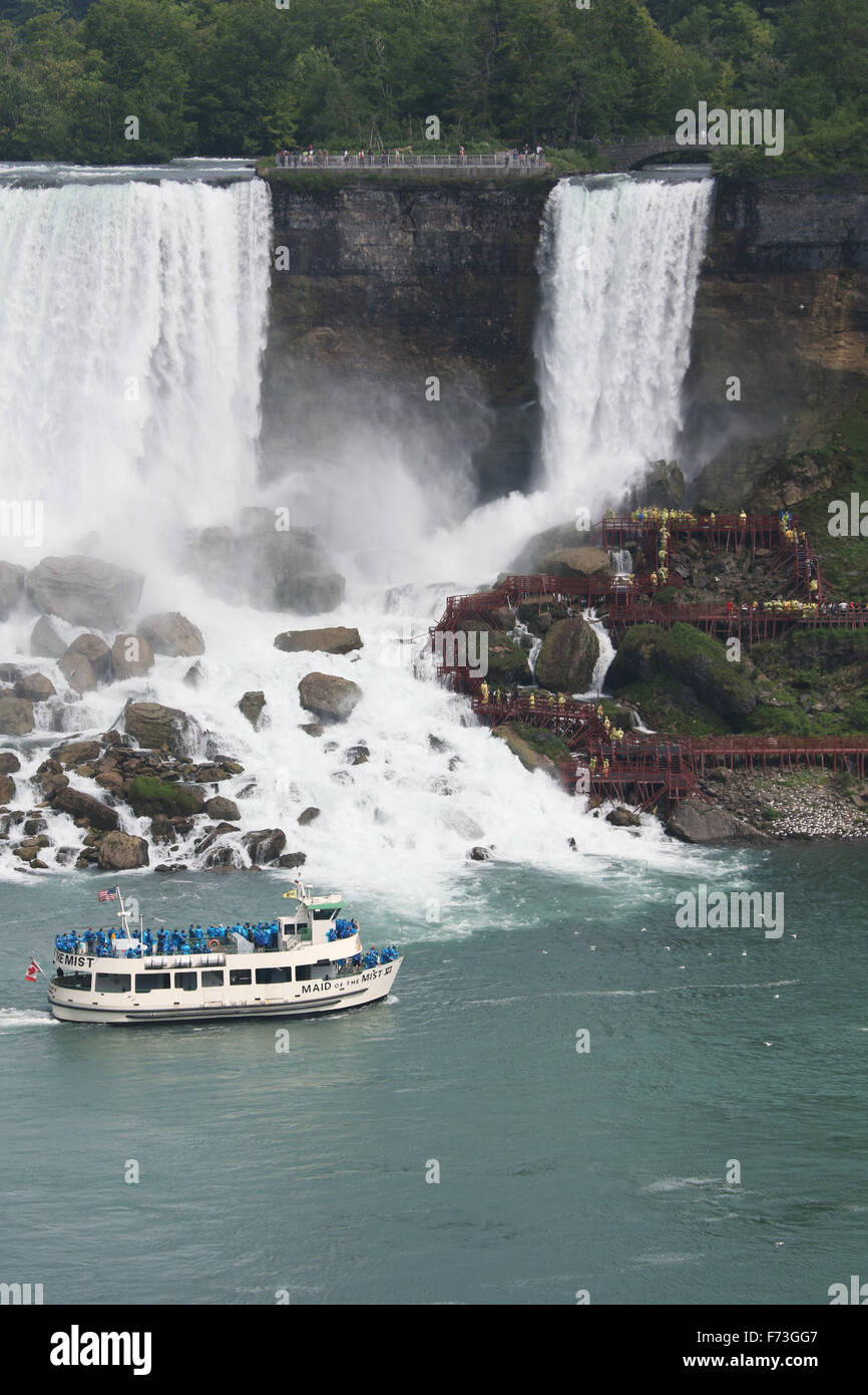 American Falls. Bridal Veil Falls. Touristen auf den Decks von der Höhle der Winde. Touristen auf die Magd der Nebel tour Boot. V Stockfoto