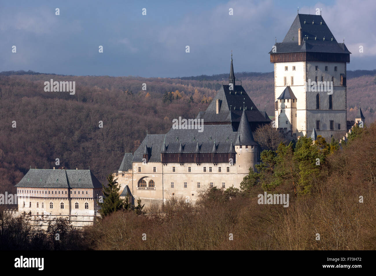 Schloss Karlstejn Tschechien große Aussicht auf die königliche Burg, versteckt im Böhmerwald, Landschaft, Wahrzeichen auf dem Land Stockfoto