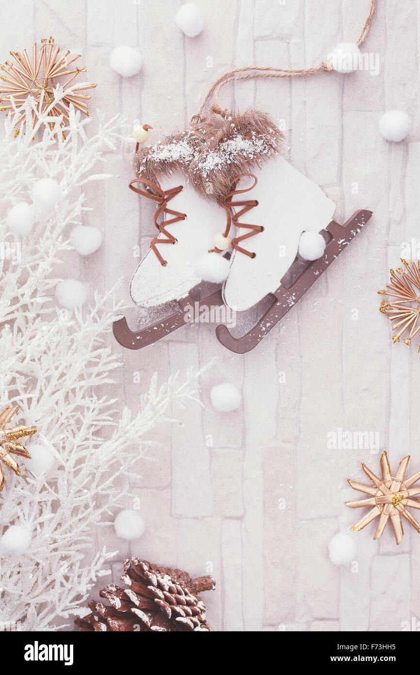 Weihnachten Winter Hintergrund. Abbildung Skate Christbaumschmuck auf festlichen Hintergrund. Draufsicht, Leerzeichen, Vintage getönten Bild Stockfoto