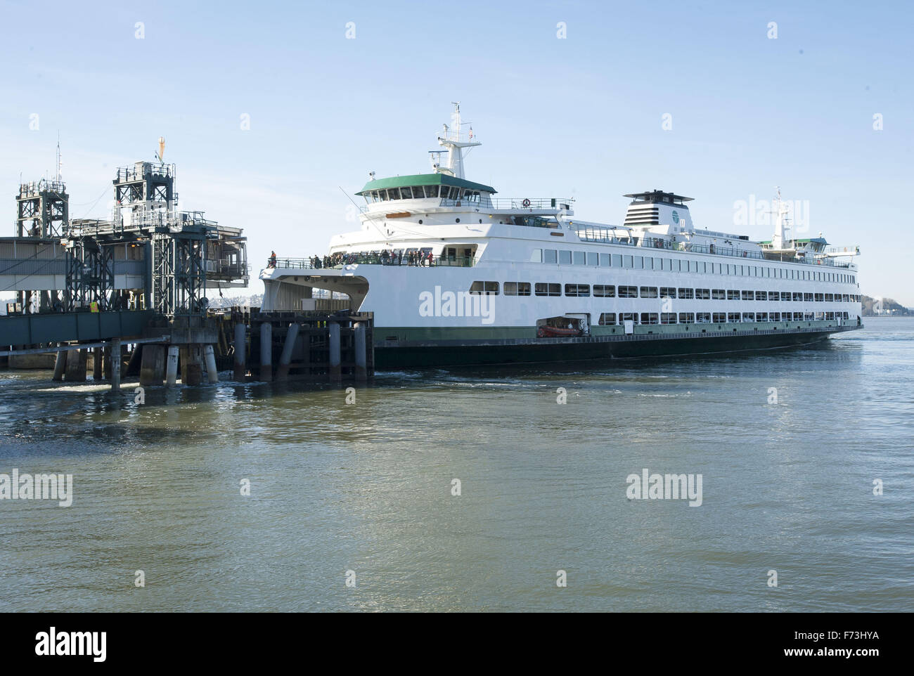 Seattle, Washington, USA. 21. November 2015. Die Washington State Ferry System, unter dem Department of Transportation betreibt etwa zwei Dutzend speziell Fähren auf 10 verschiedenen Routen auf 20 verschiedenen Terminals befindet sich in Puget Sand und den San Juan Islands. Im Rahmen des Washington State Highway Systems ist optisch unverwechselbaren grüne und weiße lackierte Rumpf erkennbar. ---Auf dem Foto eingehende den MV Puyallup-Docks im terminal Seattle von Bainbridge Island. © David Bro/ZUMA Draht/Alamy Live-Nachrichten Stockfoto