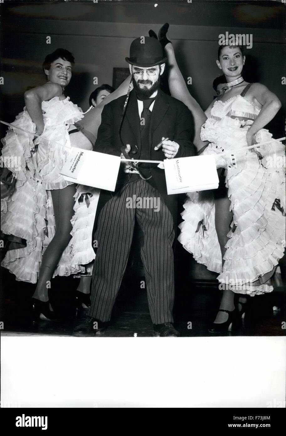 1965 - Toulouse-Lautrec im Moulin Rouge, eröffnet '''' sein Zimmer. in der Halle von Toulouse - Lautrec, Werke des Meisters wurden hinzugefügt, um die Plakate, die dem Gedenken an die. '' Goulue'' und '' Valentin-the-Desossz'', für die Signatur von Henry Peruchot Buch, 5 Leben von Toulouse - Lautrec. Foto zeigt zwischen zwei Tänzern des berühmten französischen Cancan, ein kleiner Mann schneidet das Rub-Verbot der Einweihung des Raumes. © Keystone Bilder USA/ZUMAPRESS.com/Alamy Live-Nachrichten Stockfoto