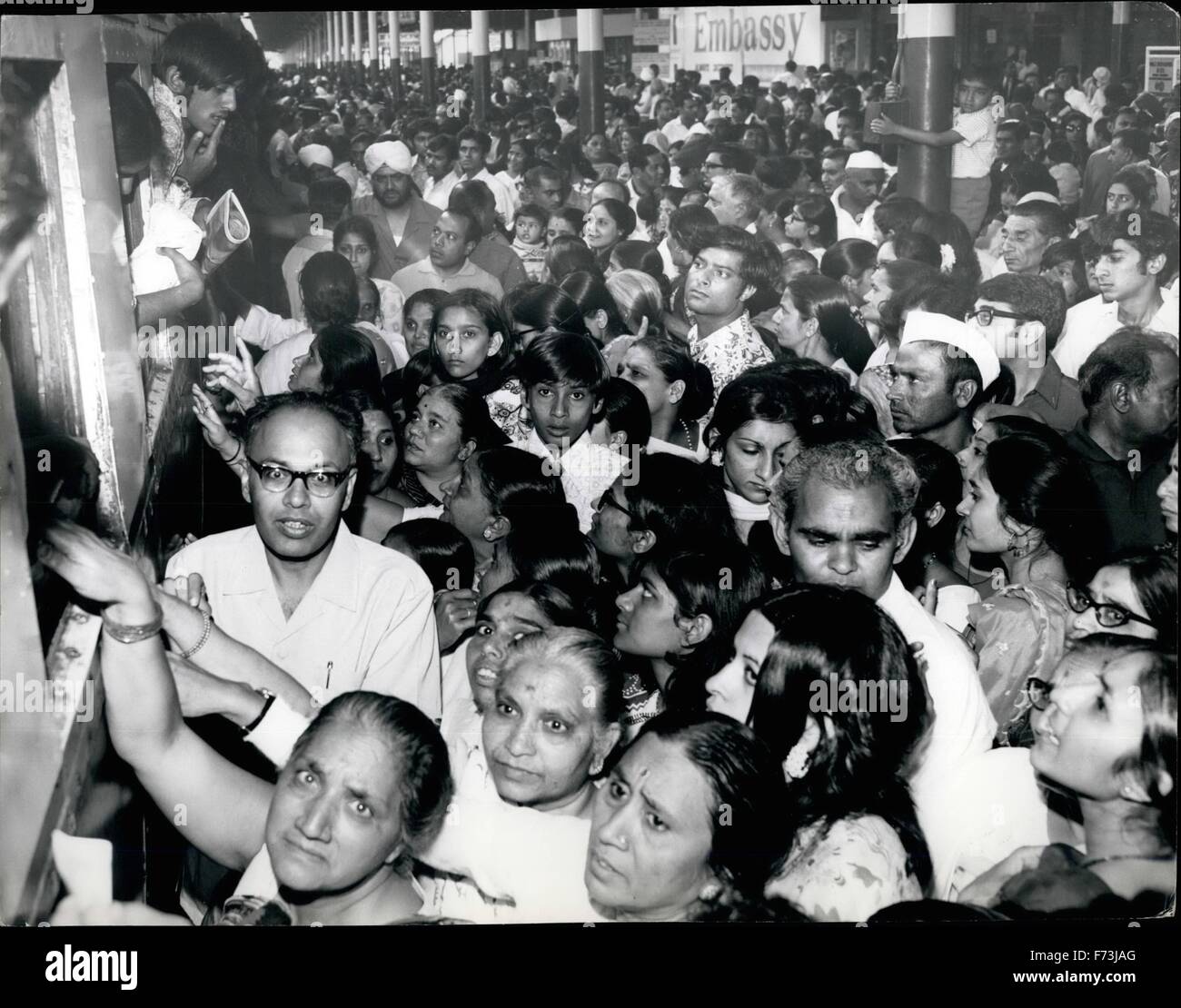 1972 - einige Tausender von kenianischen Asiaten trafen die Flüchtling-Zug von Ugnada bei nationalen Sender: werden sie der nächste sein? Credits: Camerapix © Keystone Bilder USA/ZUMAPRESS.com/Alamy Live-Nachrichten Stockfoto