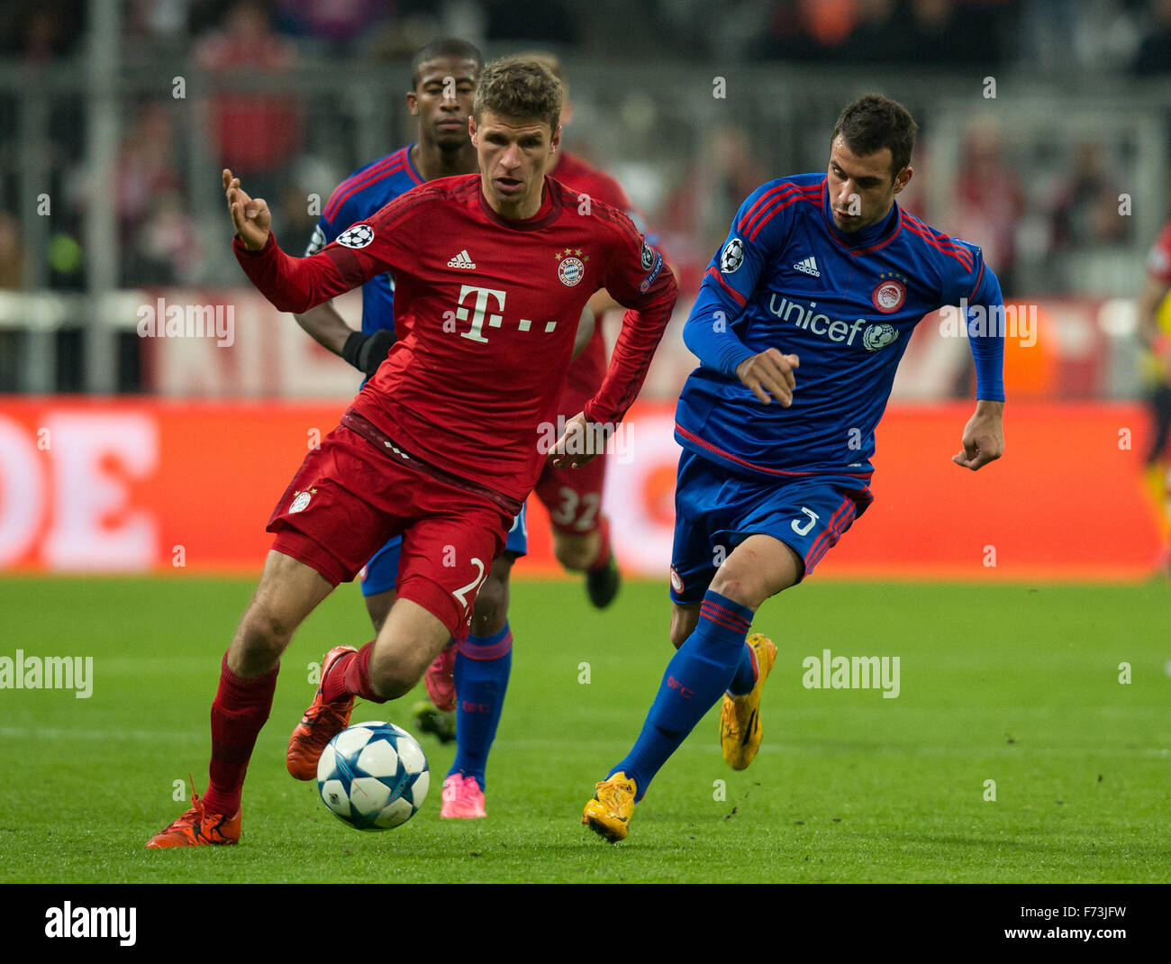 München, Deutschland. 24. November 2015. Thomas Müller (L) aus München und Luka Milivojevic von Olympiacos wetteifern um den Ball in der Champions League-Fußball-Spiel zwischen Bayern München und Olympiacos F.C. in der Allianz Arena in München, Deutschland, 24. November 2015. Foto: SVEN HOPPE/Dpa/Alamy Live News Stockfoto