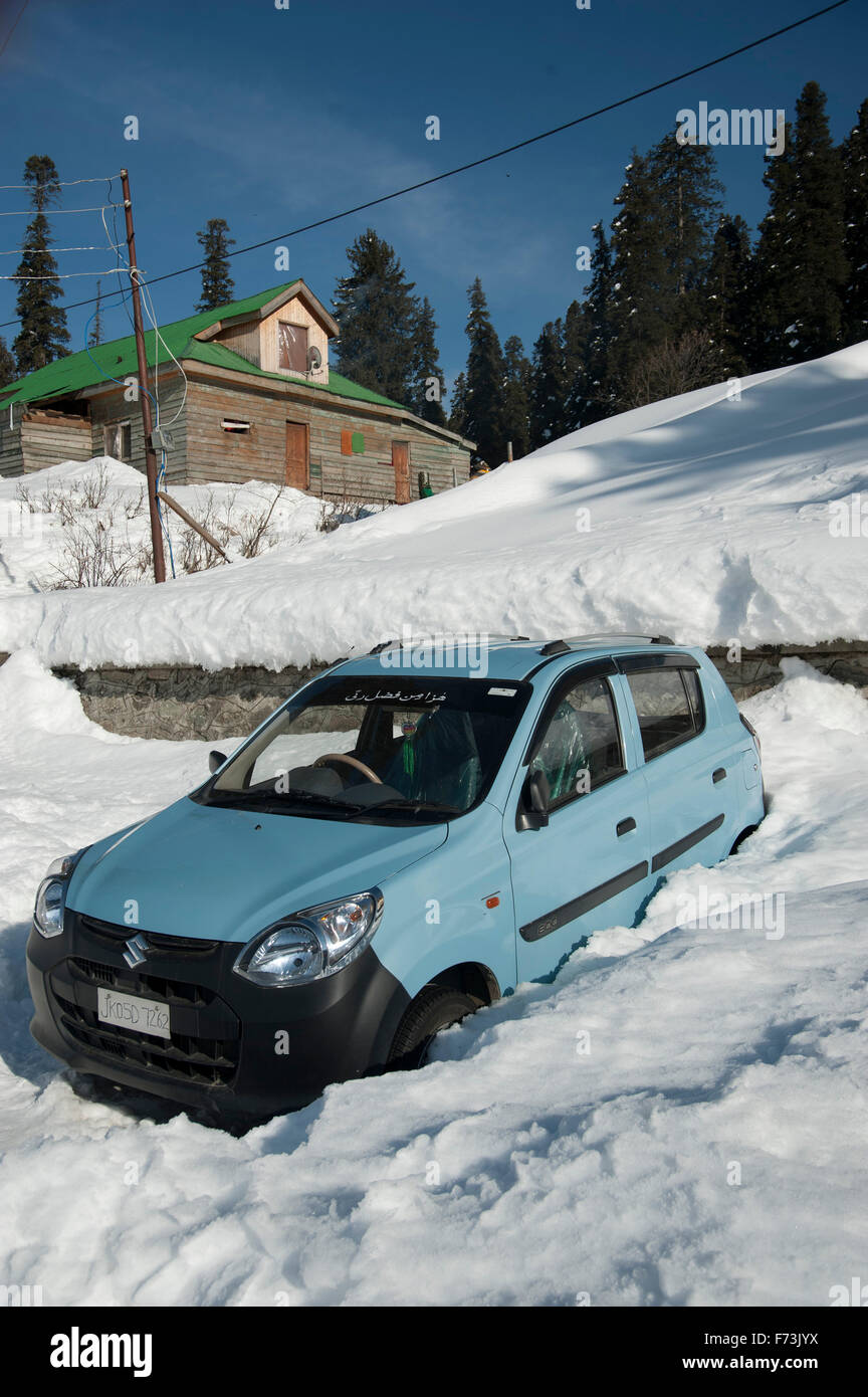 Auto stecken im Schnee bedeckten Straße, Gulmarg, Kaschmir, Indien, Asien Stockfoto