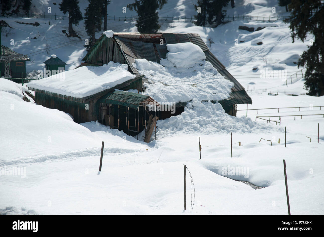 Haus einstürzt, bei Schneefall, Gulmarg, Kaschmir, Indien, Asien Stockfoto