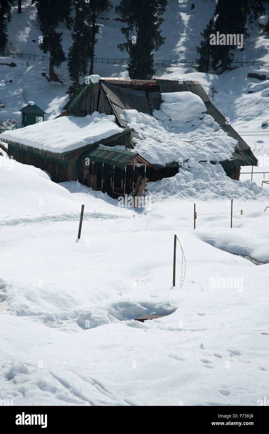 Haus einstürzt, bei Schneefall, Gulmarg, Kaschmir, Indien, Asien Stockfoto