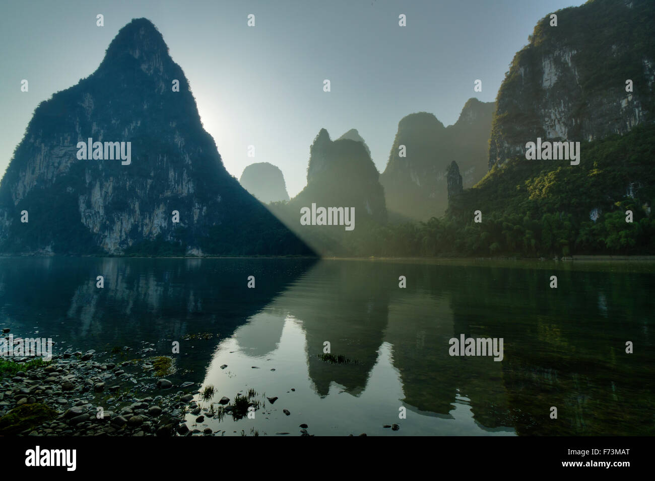 Karst Kalksteinformationen spiegelt sich im Fluss Li Guilin Region Guangxi, China LA007966 Stockfoto