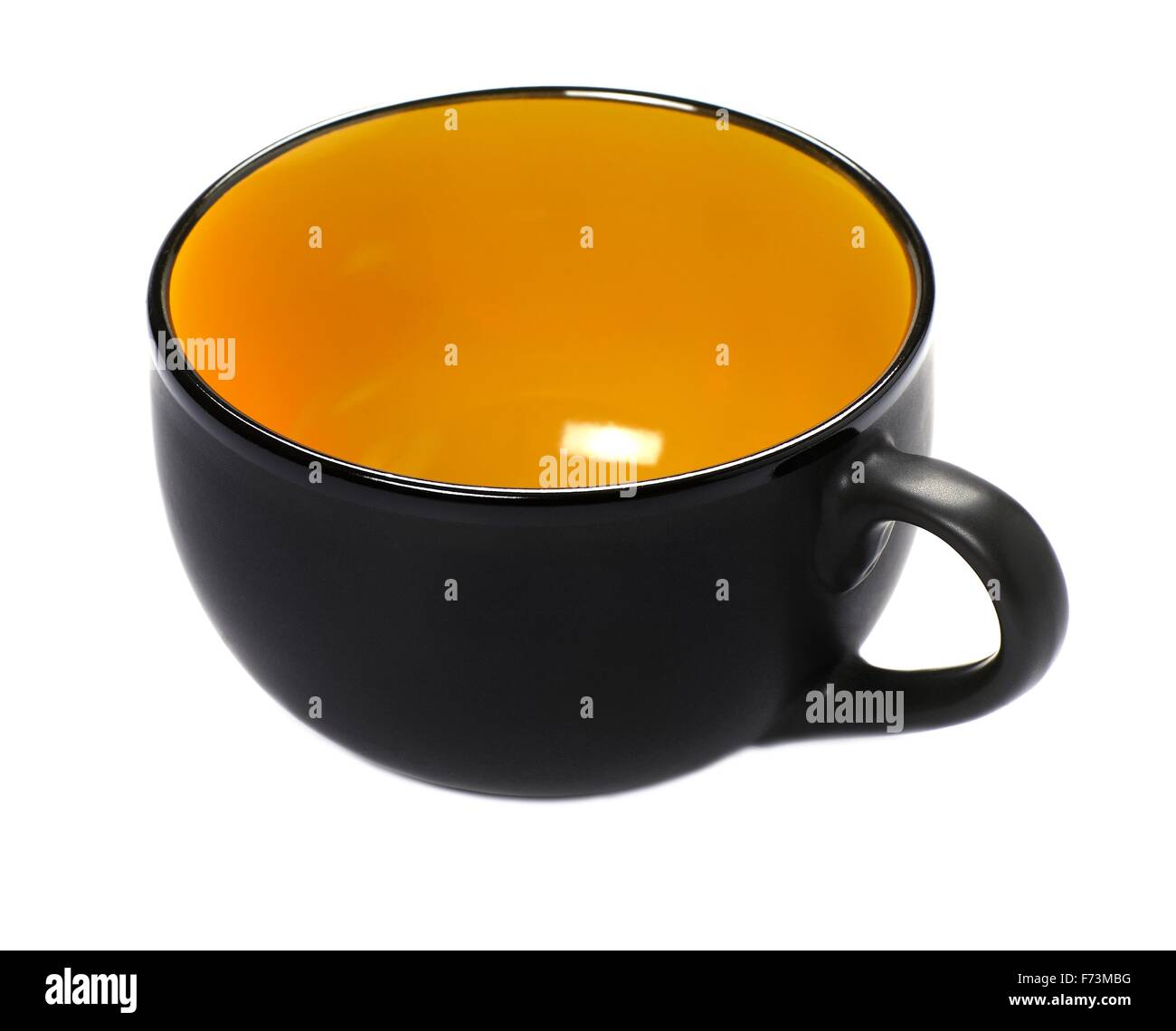 Keramische Tasse mit einer matten Oberfläche auf weißem Hintergrund Stockfoto