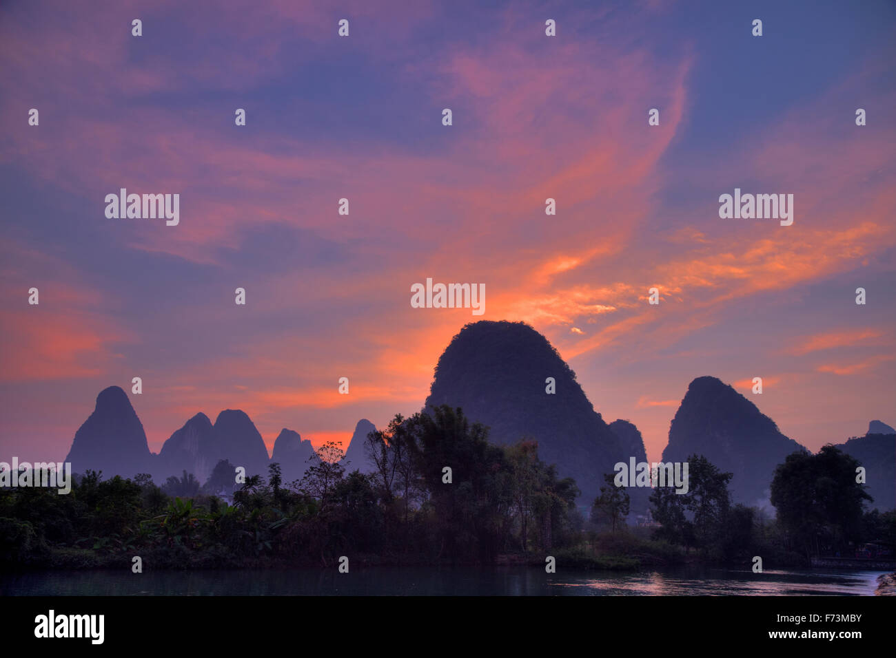 Kalkstein Karst-Formationen in der Morgendämmerung Guilin Region Guangxi, China LA007978 Stockfoto