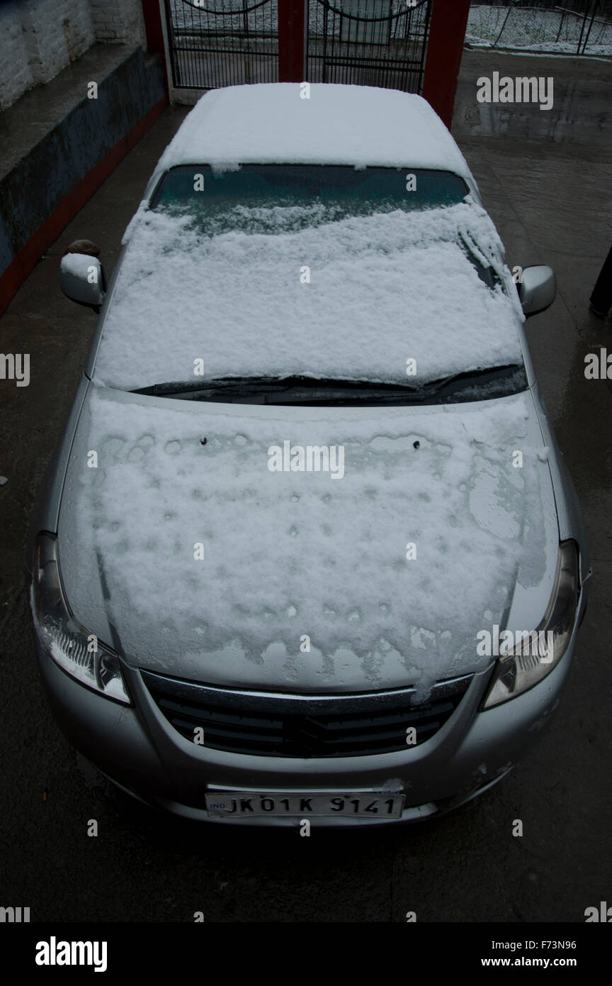 Schneefall auf Auto, Srinagar, Kaschmir, Indien, Asien Stockfoto