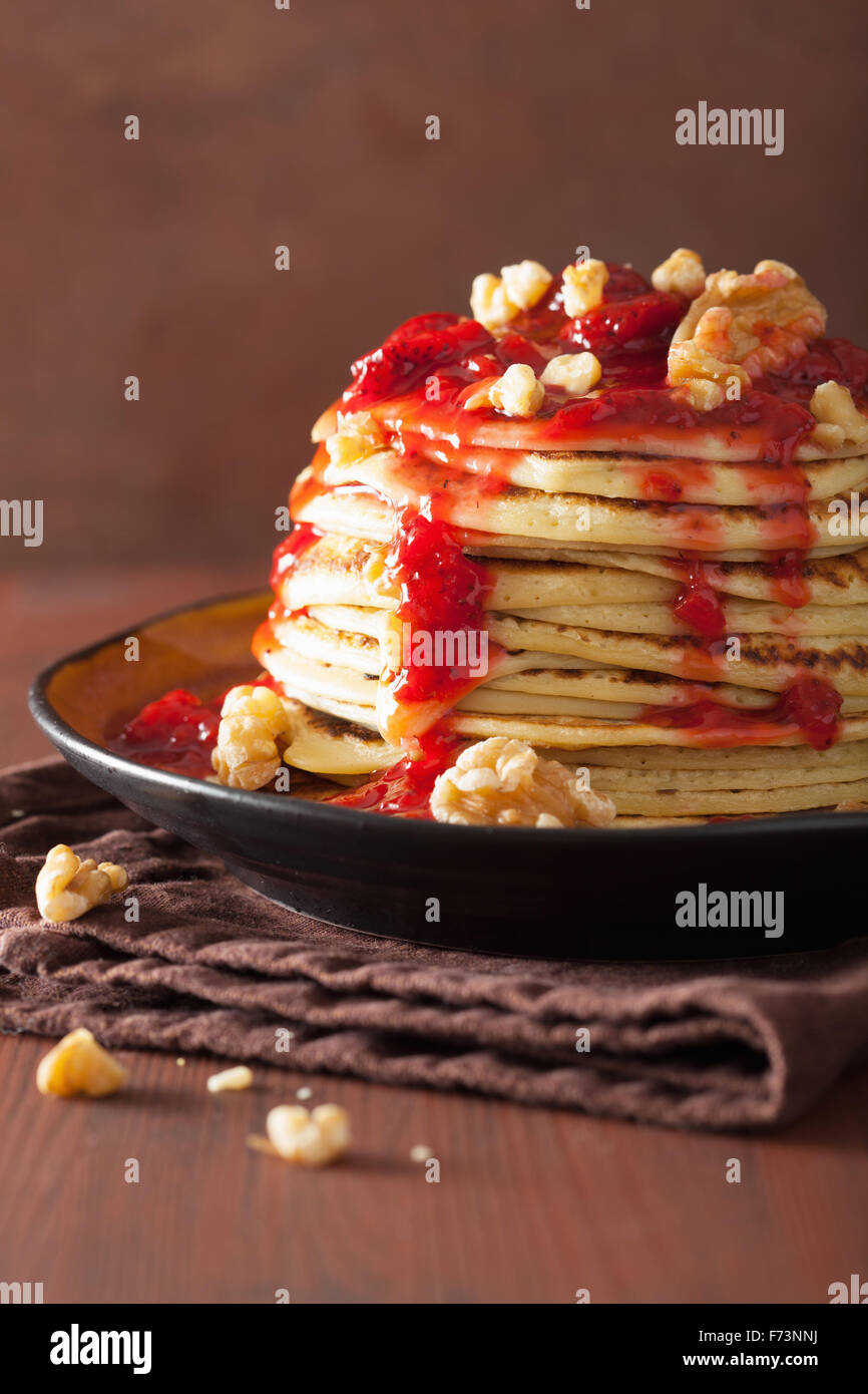 Pfannkuchen mit Erdbeermarmelade und Walnüssen. leckere Nachspeise ...