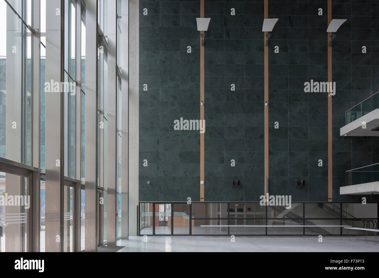 Eingangshalle mit raumhohen Fenster. LAC Lugano Kunstzentrum, Lugano, Schweiz. Architekt: Ivano Gianola Studio d'architettur Stockfoto