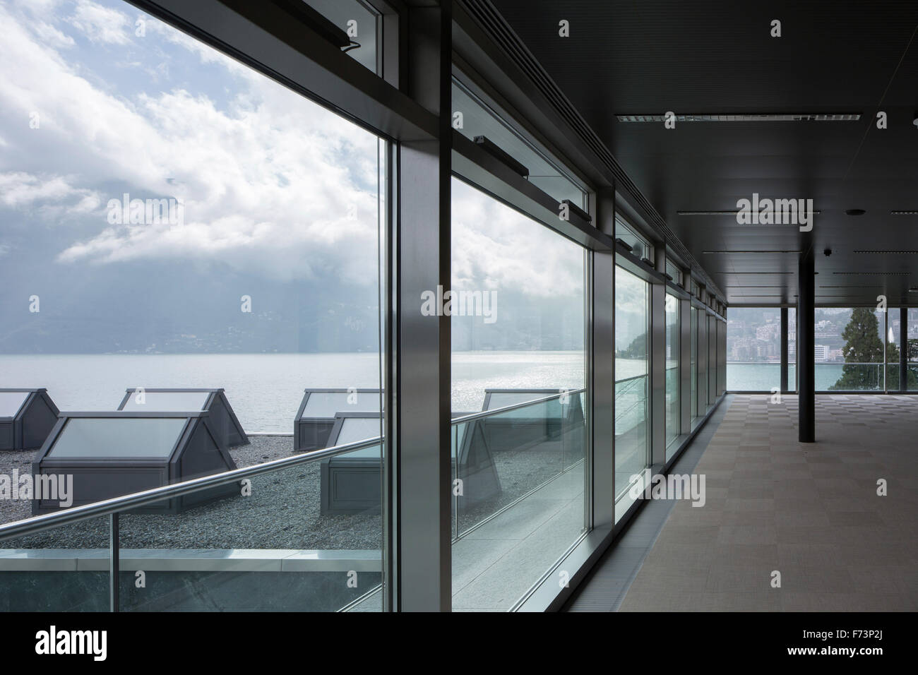 Verglaste Foyer im Obergeschoss mit Blick auf den See. LAC Lugano Kunstzentrum, Lugano, Schweiz. Architekt: Ivano Gianola Studio d'archit Stockfoto