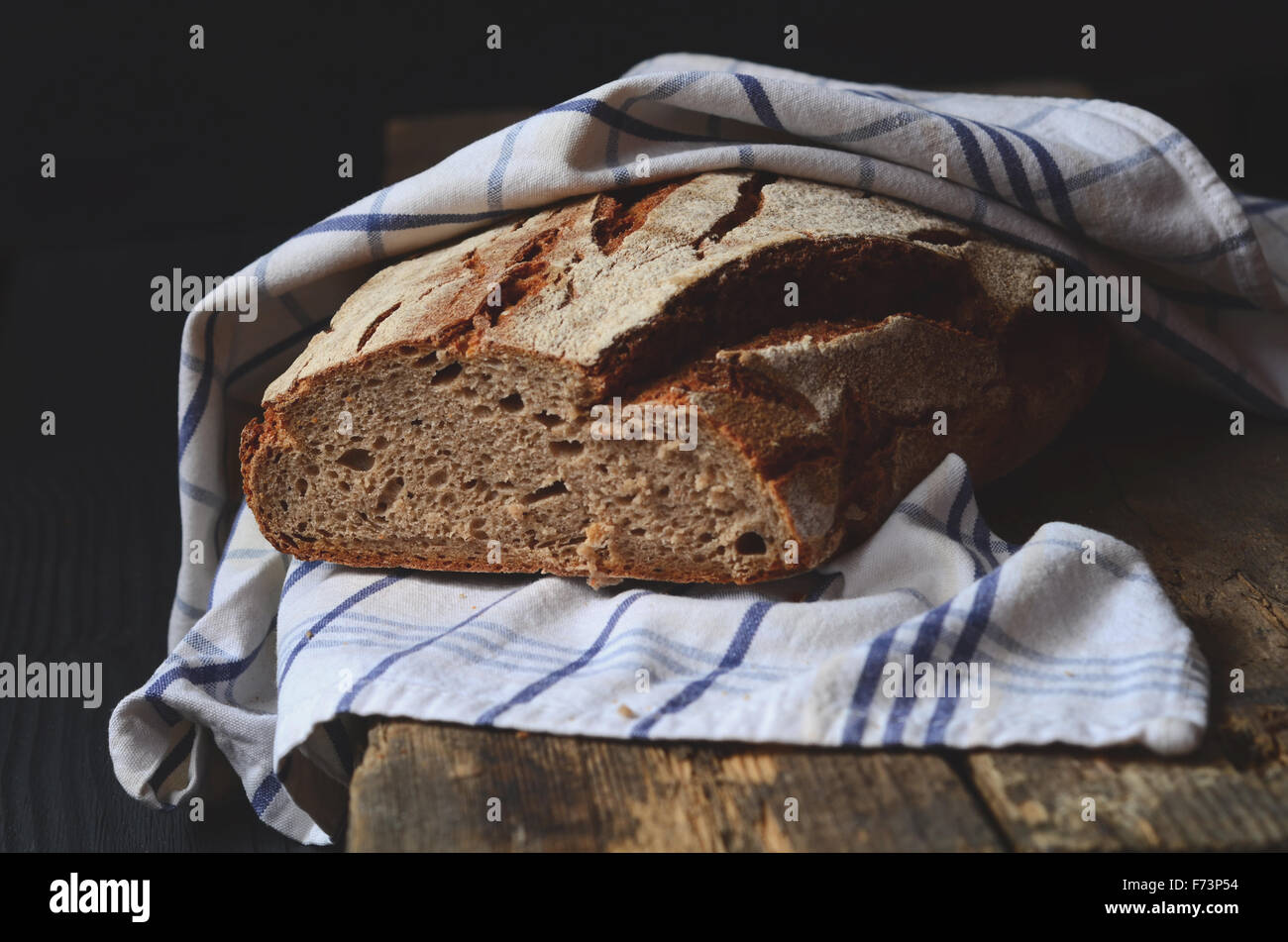 Frisch gebackene traditionelle hausgemachte Brot auf Holztisch Stockfoto
