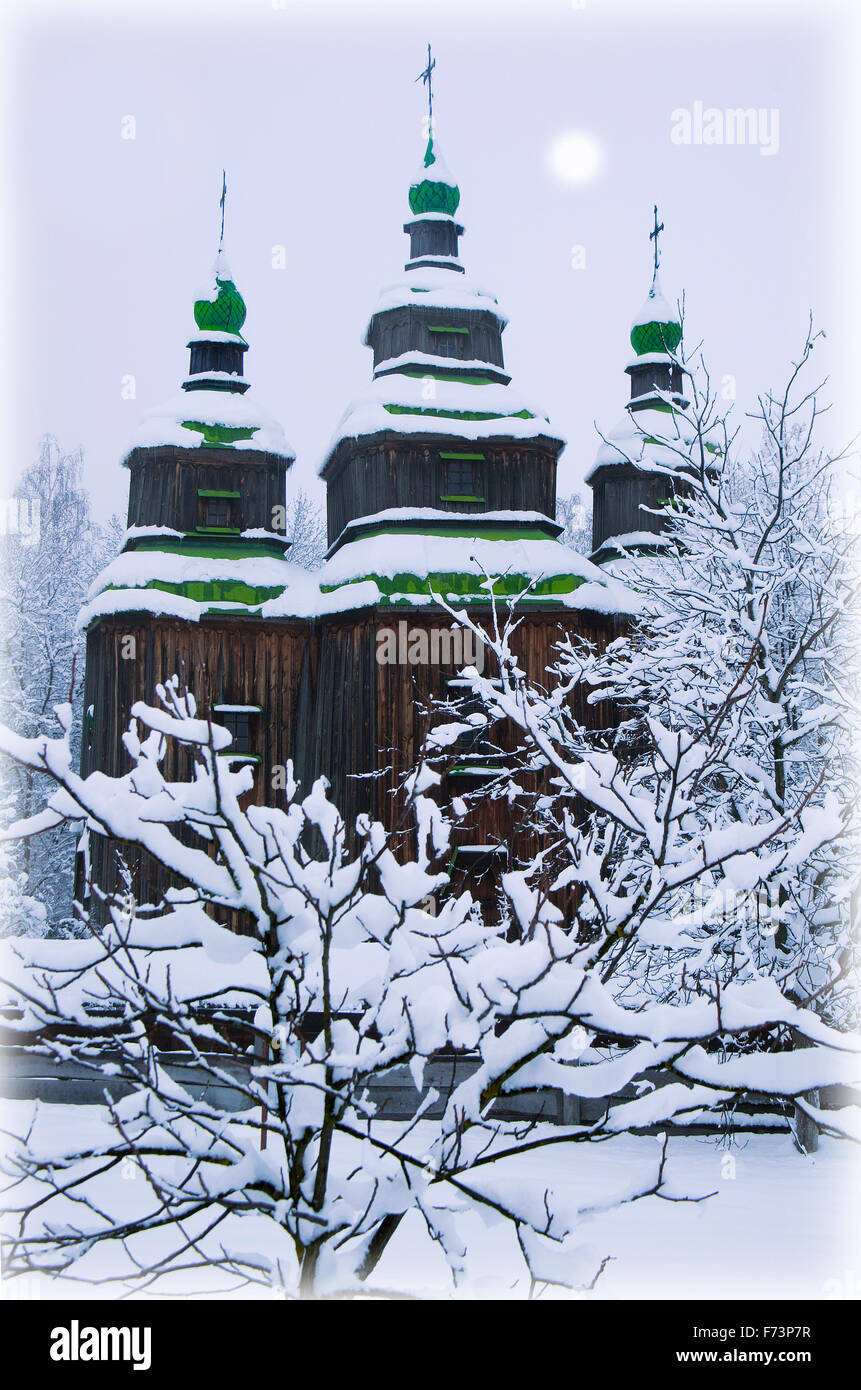 Landschaft. hölzerne Kirche unter Schnee. Ukraine. Pirogovo museum Stockfoto