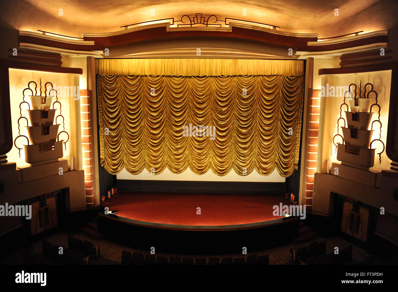 Art déco-Innenräume, Liberty Cinema, Kino, Art déco, Marine Lines, Bombay, Mumbai, Maharashtra, Indien, asiatisch-indischer artdeco; Art; Deko; Bombay; Gebäude; Struktur; Fassade; Wohnung; Erbe; Motiv; Stil; Architektur; einzigartig; historisch; Seefahrt; Festung; unesco; Revier; viktorianisch; gotisch; Charakter; Ensemble; Stockfoto