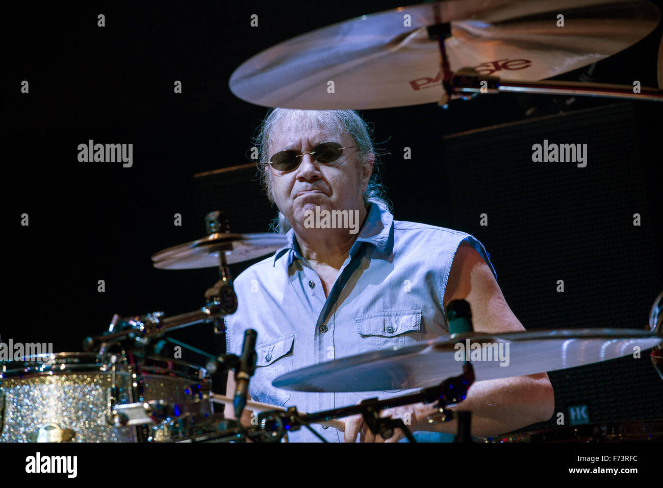 Berlin, Deutschland. 24. November 2015. Schlagzeuger Ian Paice führt mit "Deep Purple" in der Max-Schmeling-Halle in Berlin, Deutschland, 24. November 2015. Foto: Paul Zinken/Dpa/Alamy Live News Stockfoto