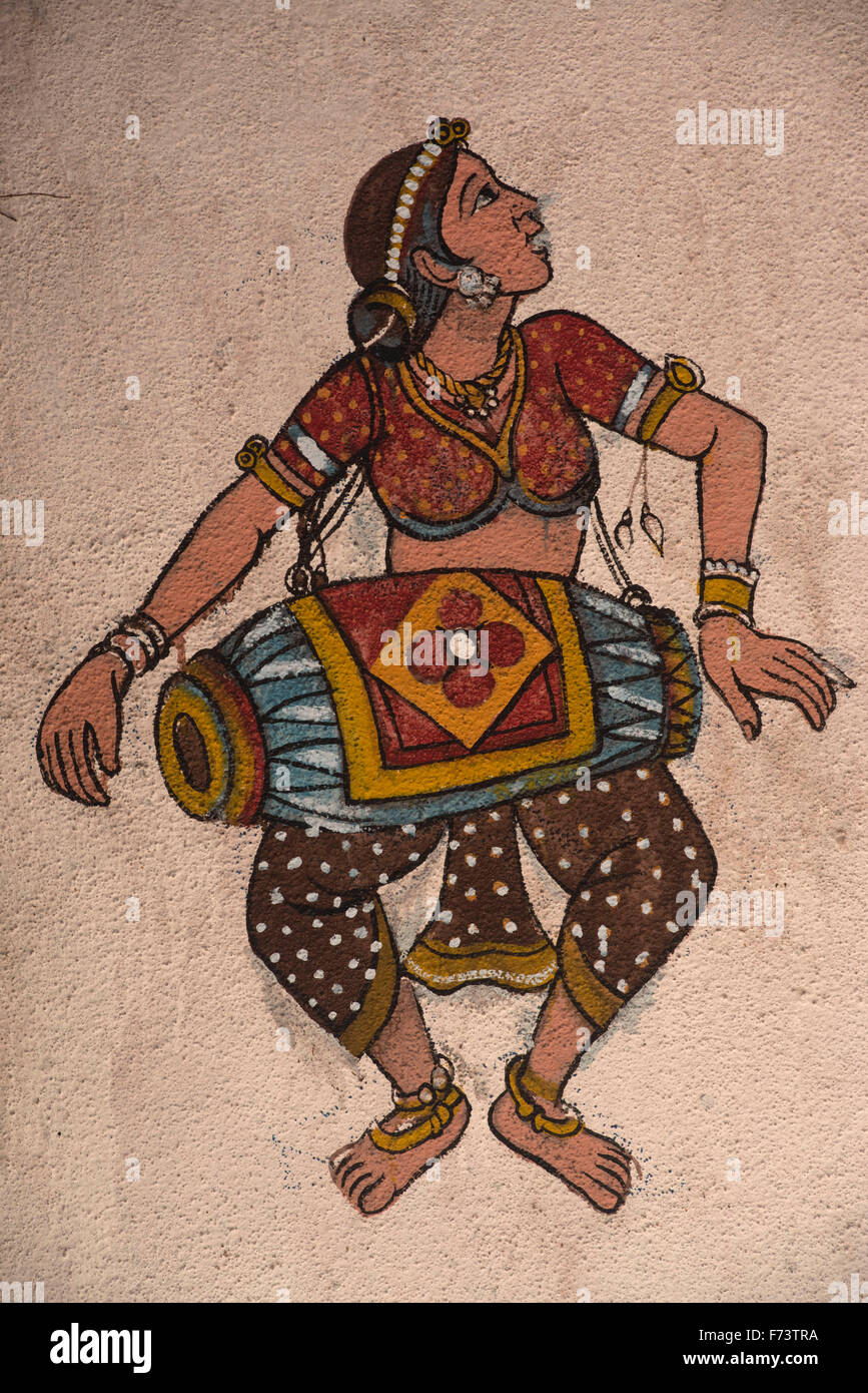 Frau tanzt mit Trommel, Wandmalereien, Pune, Maharashtra, Indien, Asien Stockfoto