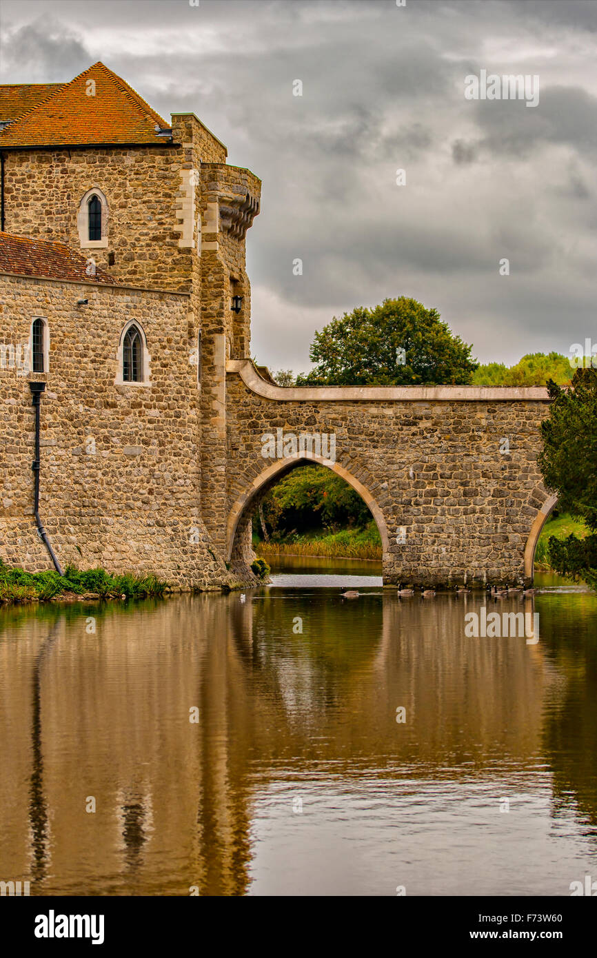 Details der Brücke und Burggraben von Schloss Leeds. Kent, England. Stockfoto
