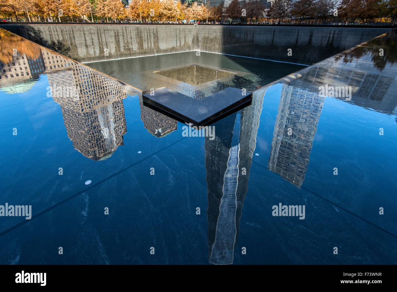 Südlichen Pool of National September 11 Memorial & Museum mit One World Trade Center reflektiert, Lower Manhattan, New York, USA Stockfoto