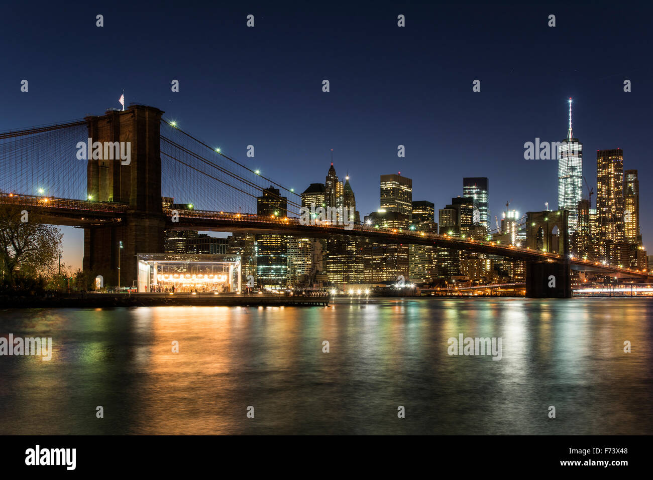 Nachtansicht der Brooklyn Bridge mit Skyline von Lower Manhattan, Brooklyn, New York, USA Stockfoto