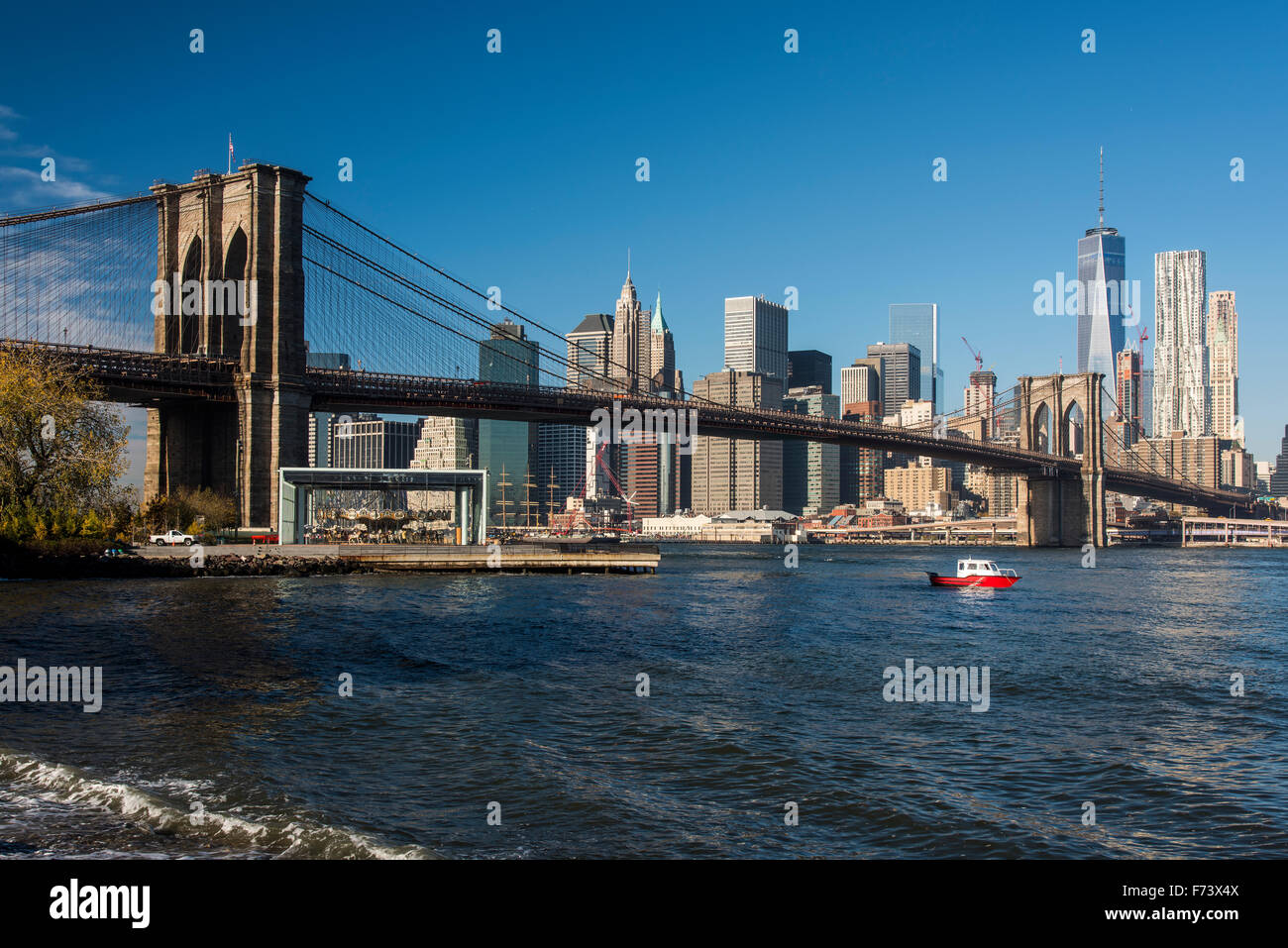Brooklyn Bridge mit Skyline von Lower Manhattan, Brooklyn, New York, USA Stockfoto