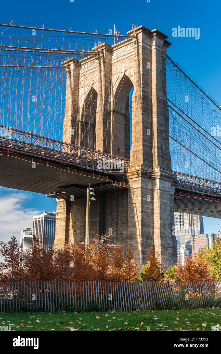 Niedrigen Winkel Ansicht der Brooklyn Bridge, Brooklyn, New York, USA Stockfoto
