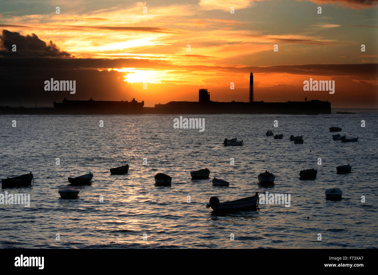 Sonnenuntergang am Strand von Caleta, Cadiz, Spanien Stockfoto