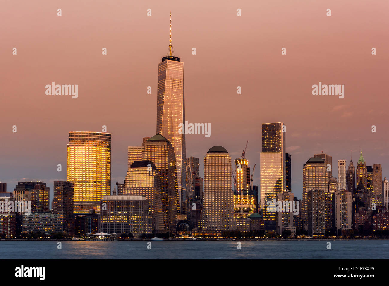 Blick auf Sonnenuntergang des One World Trade Center und Lower Manhattan Finanzplatzes, Manhattan, New York, USA Stockfoto