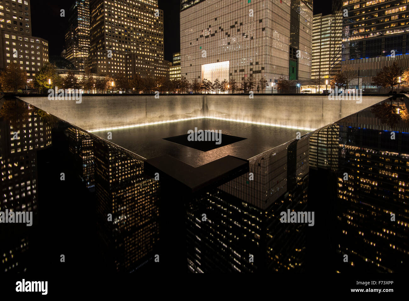 Nachtansicht des nördlichen Pools, National September 11 Memorial & Museum, Lower Manhattan, New York, USA Stockfoto