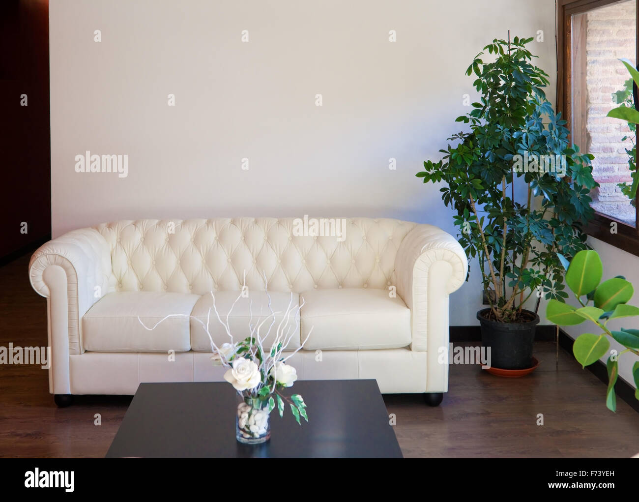 Modernes Design mit weißen Vintage sofa Stockfoto