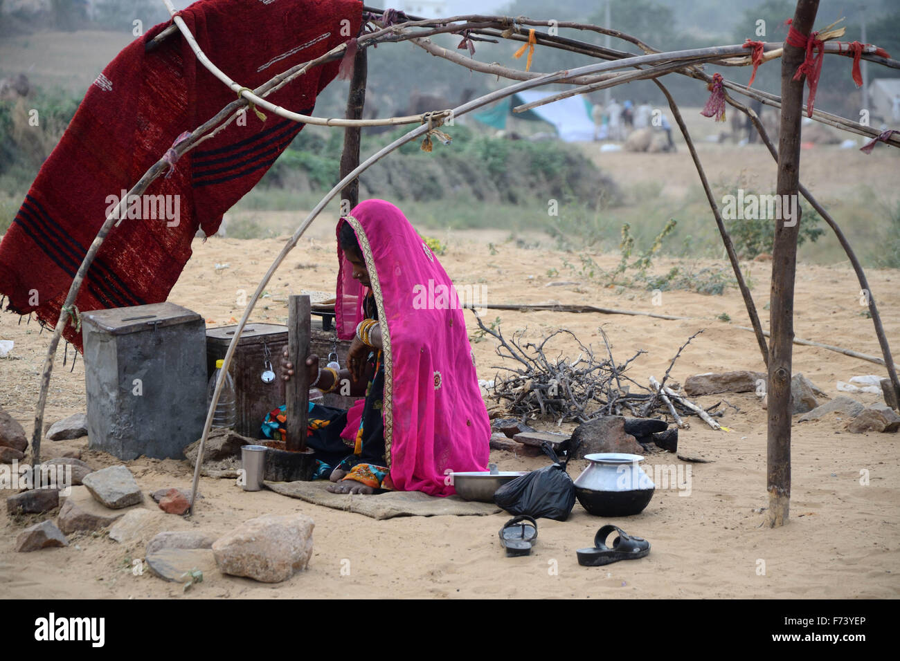 Frau, vorbereiten, Chutney, Viehmarkt, Pushkar, Rajasthan, Indien, Asien Stockfoto
