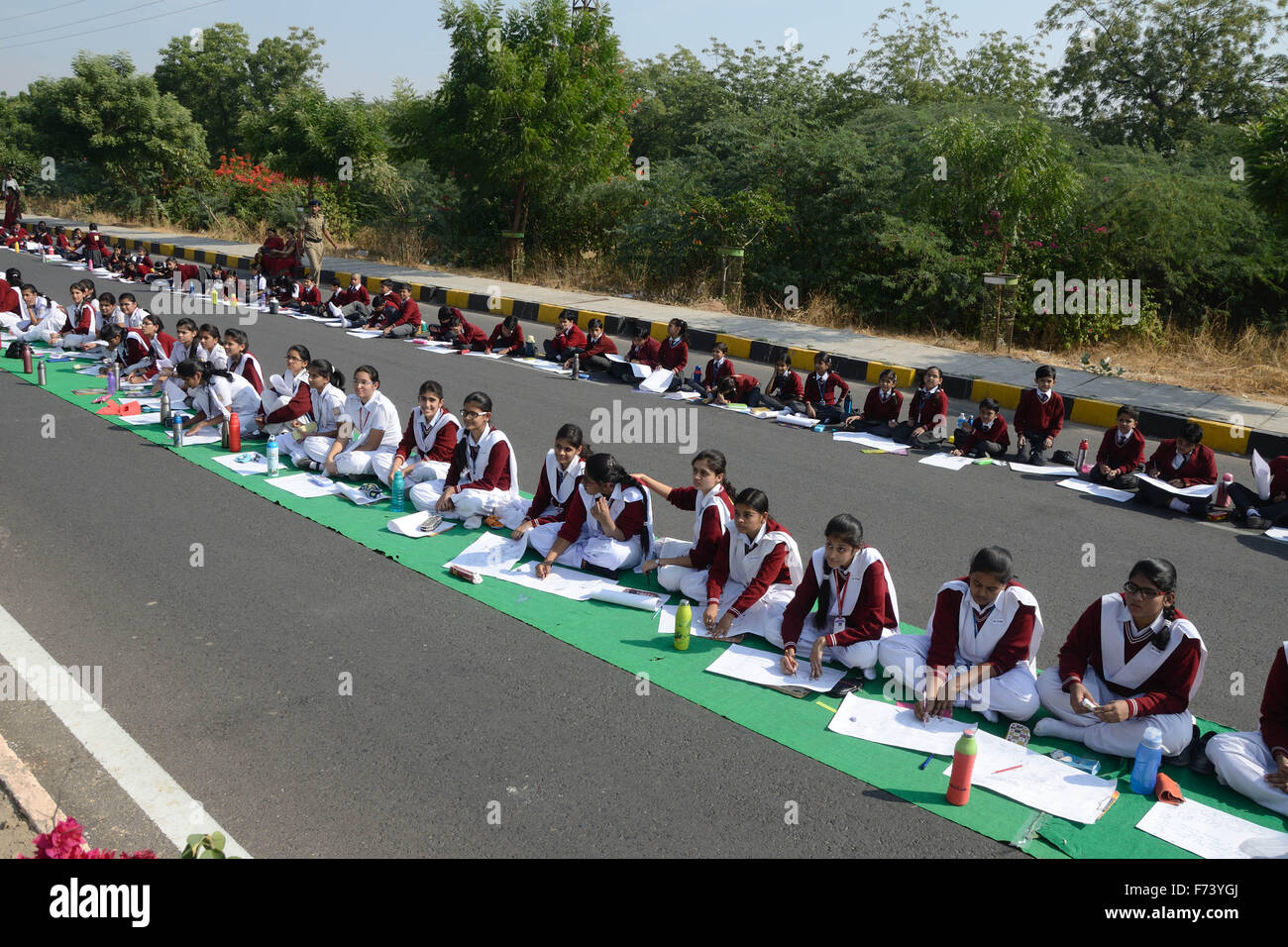 Mädchen sitzen auf der Straße zum Zeichnen von Wettbewerb, Jodhpur, Rajasthan, Indien, Asien Stockfoto