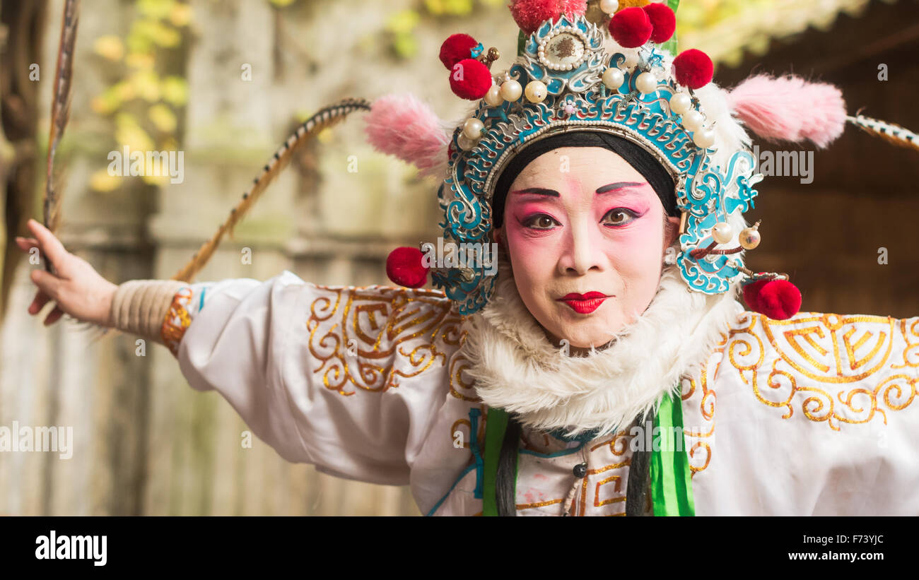 Chengdu, Pixian, Provinz Sichuan, China - 15. November 2015: Schauspielerin von Sichuan Oper posiert vor ihrer Leistung. Stockfoto