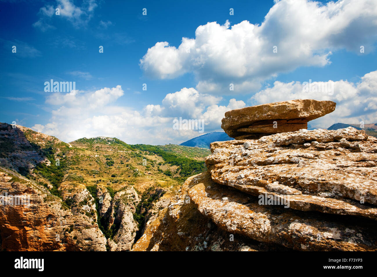 Berglandschaft mit einem Stein obenauf Stockfoto
