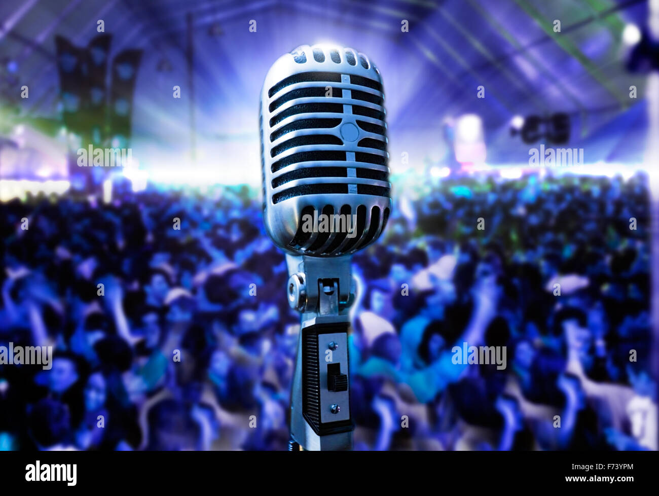 Darstellung von live-Musik mit Vintage Mikrofon und Öffentlichkeit Stockfoto