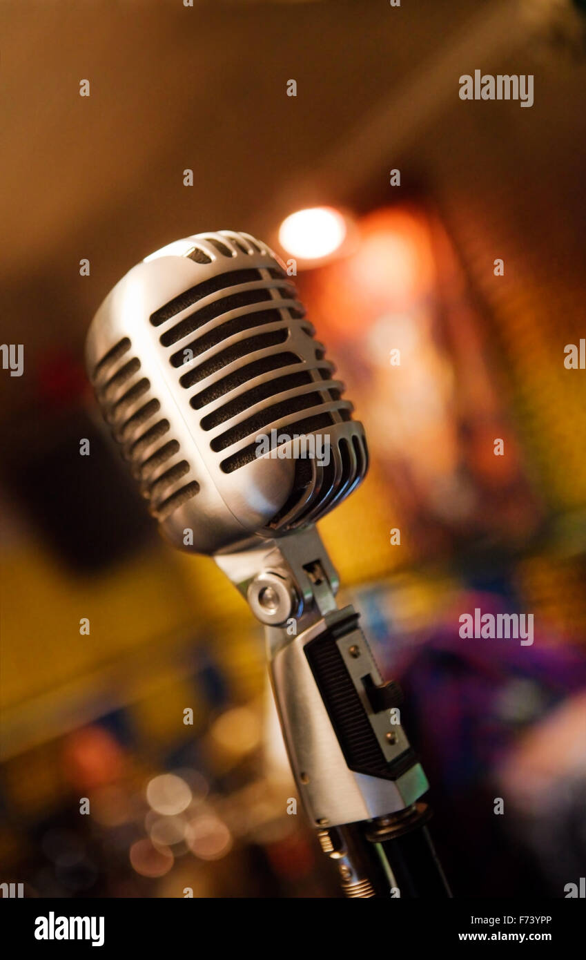 Hintergrundmusik mit Nahaufnahme Bild des Retro-Mikrofon Stockfoto